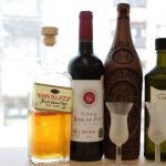 窓際に並ぶお酒のボトル