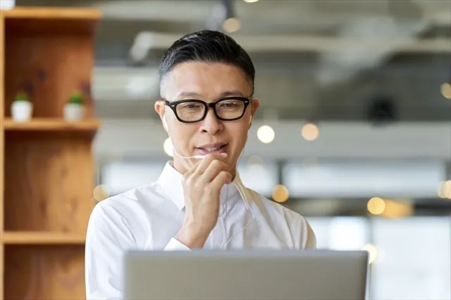 オンラインミーティングをする男性